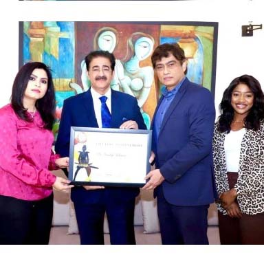 WAOW Presented Life Time Achievement Award to Sandeep Marwah thumbnail_img_1051