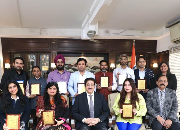 Top Faculty of AAFT Honored by President Sandeep Marwah 428629501_10159146447061065_7960003251942792927_n-1