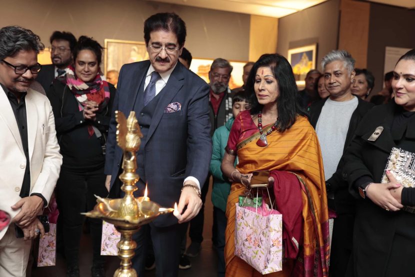 Sandeep Marwah Appreciates the Art Show at India Habitat Centre img_2945