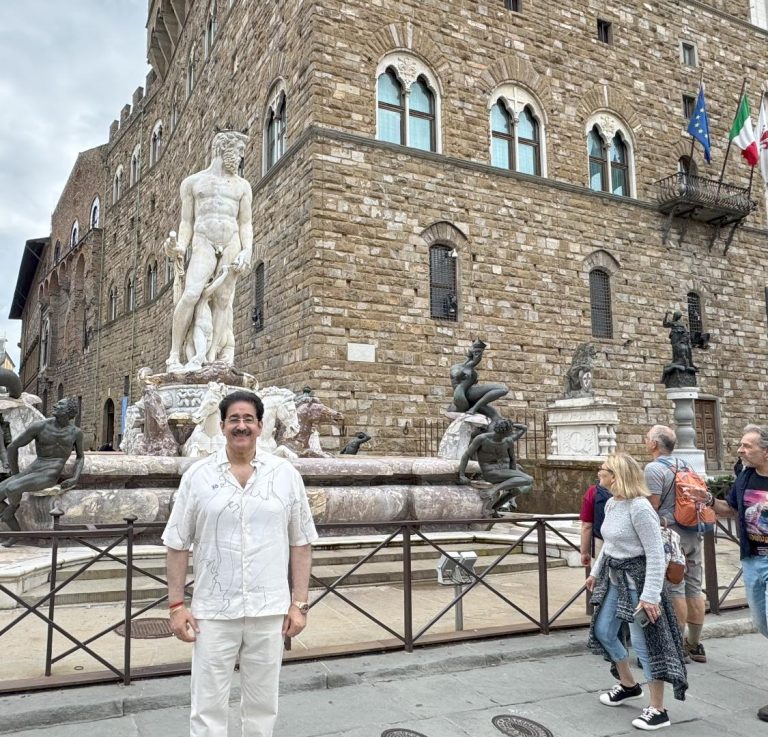 Sandeep Marwah of AAFT School of Fine Arts