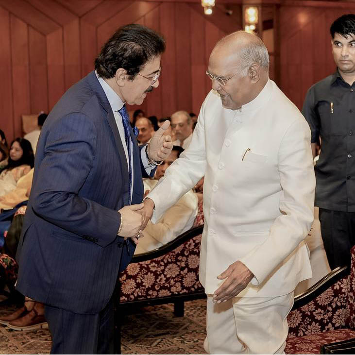 Dr. Sandeep Marwah Receives Blessings from Shri Ram Nath Kovind, 14th President of India, at Spiritual Program 14th President of India at Spiritual Program