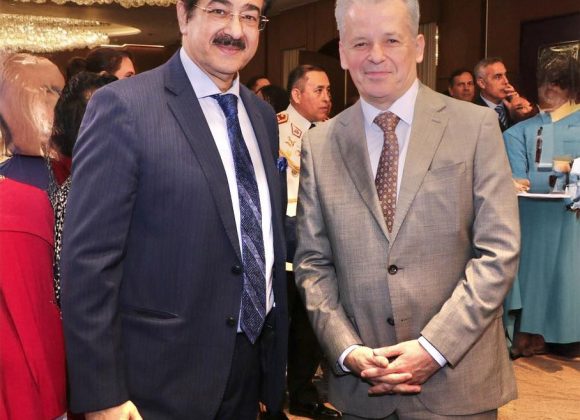 Sandeep Marwah and Ambassador of Colombia